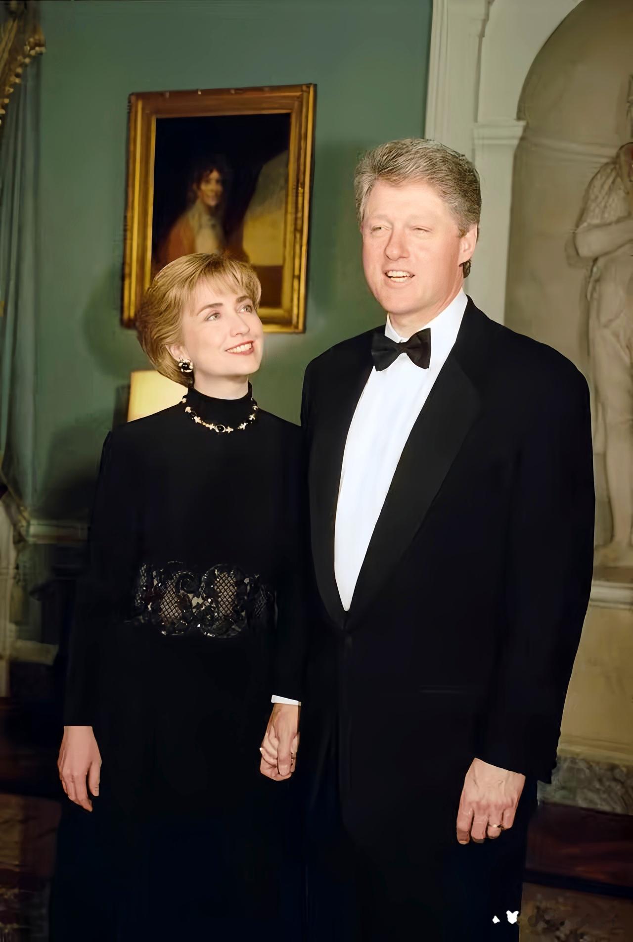 1992年，克林顿刚刚当选美国总统。那一年，他46岁，正是意气风发的时候。站在白