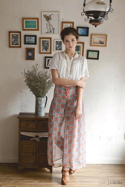 花影摇曳，美人如画。时尚百搭时尚花裙人像