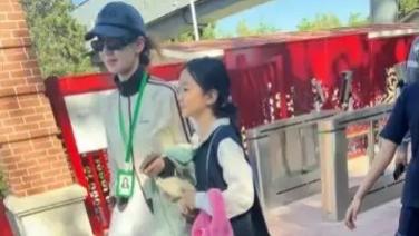 戚薇接女儿放学:明星妈妈的日常,藏着最暖的亲子教育