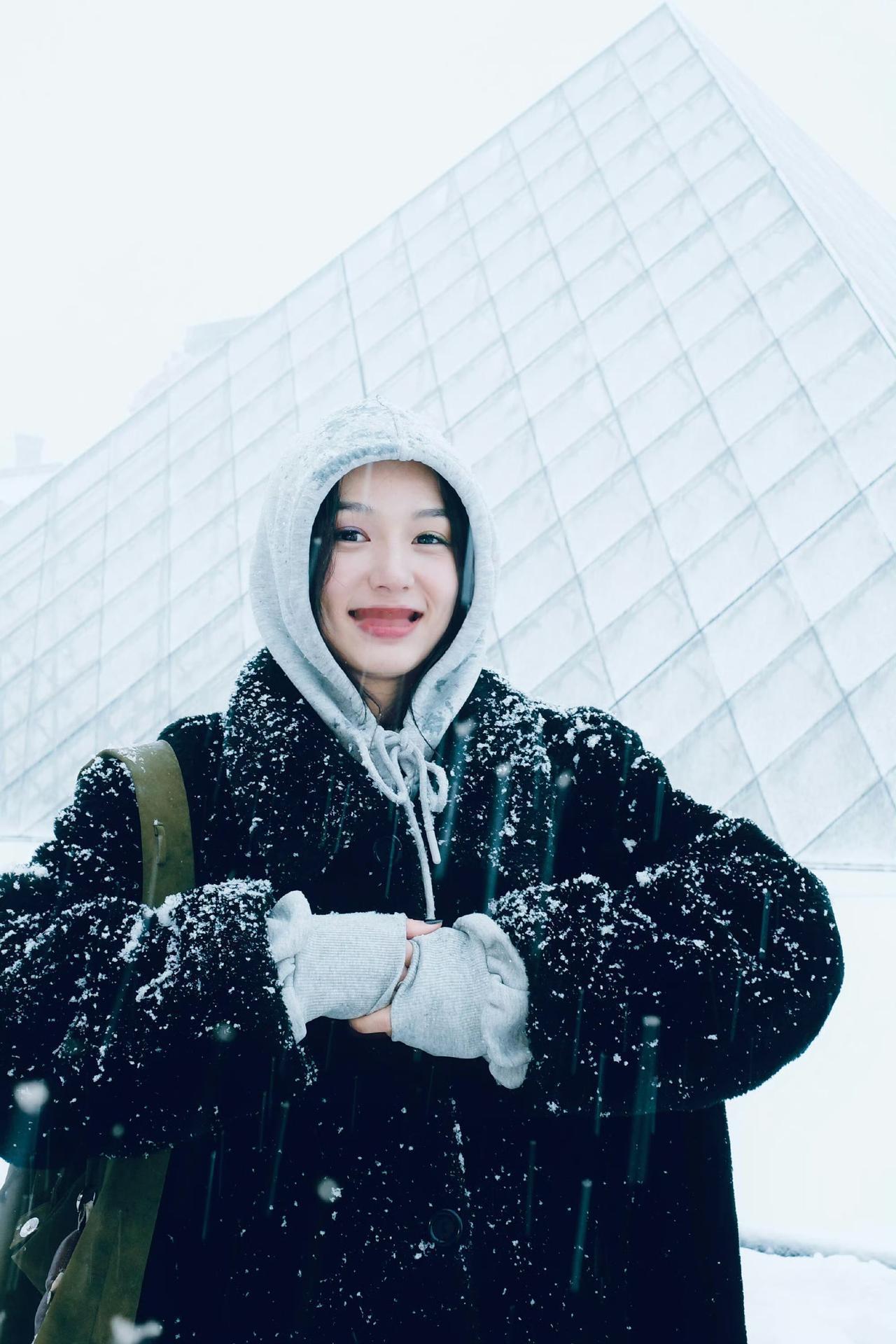 也子在巴黎下雪的照片太有氛围感了[比心]周也