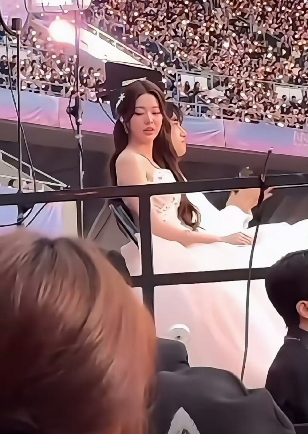 第一次见张元英失去表情管理原来明星上班也和我们一样哈哈哈！张元英问工作人员活动还