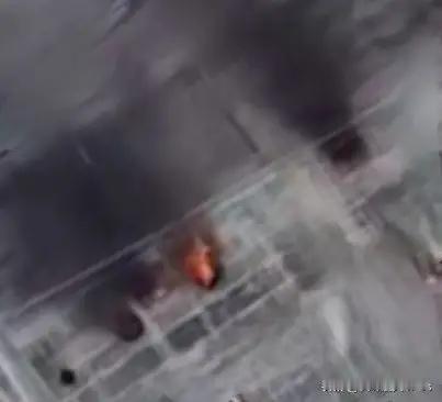 近日，广西藤县icon那栋起火的民房前，摆着三份再也不会有人来取的作业。三个