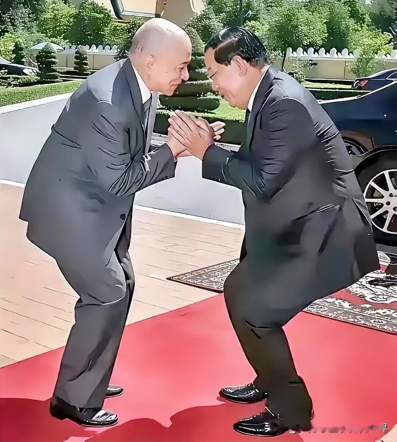 柬埔寨的国王其实已经成了“吉祥物”，表面上，洪森对其也是恭敬有加。但实际上，柬埔