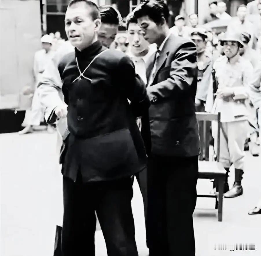 这是红15军军长陈治平被枪决的留影，这并非演员扮演的，而是货真价实的历史珍品，容