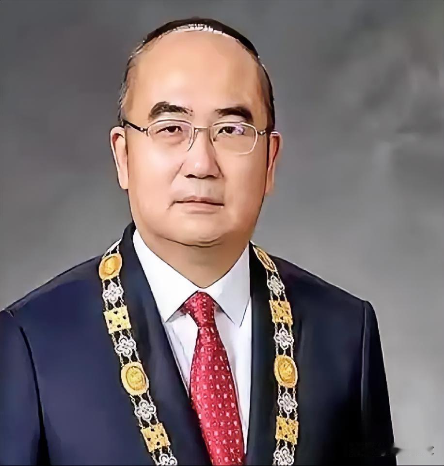 谁能想到，当年那个撑起武汉金银潭医院的院长张定宇，拖着一瘸一拐的身体在抗疫一线拼