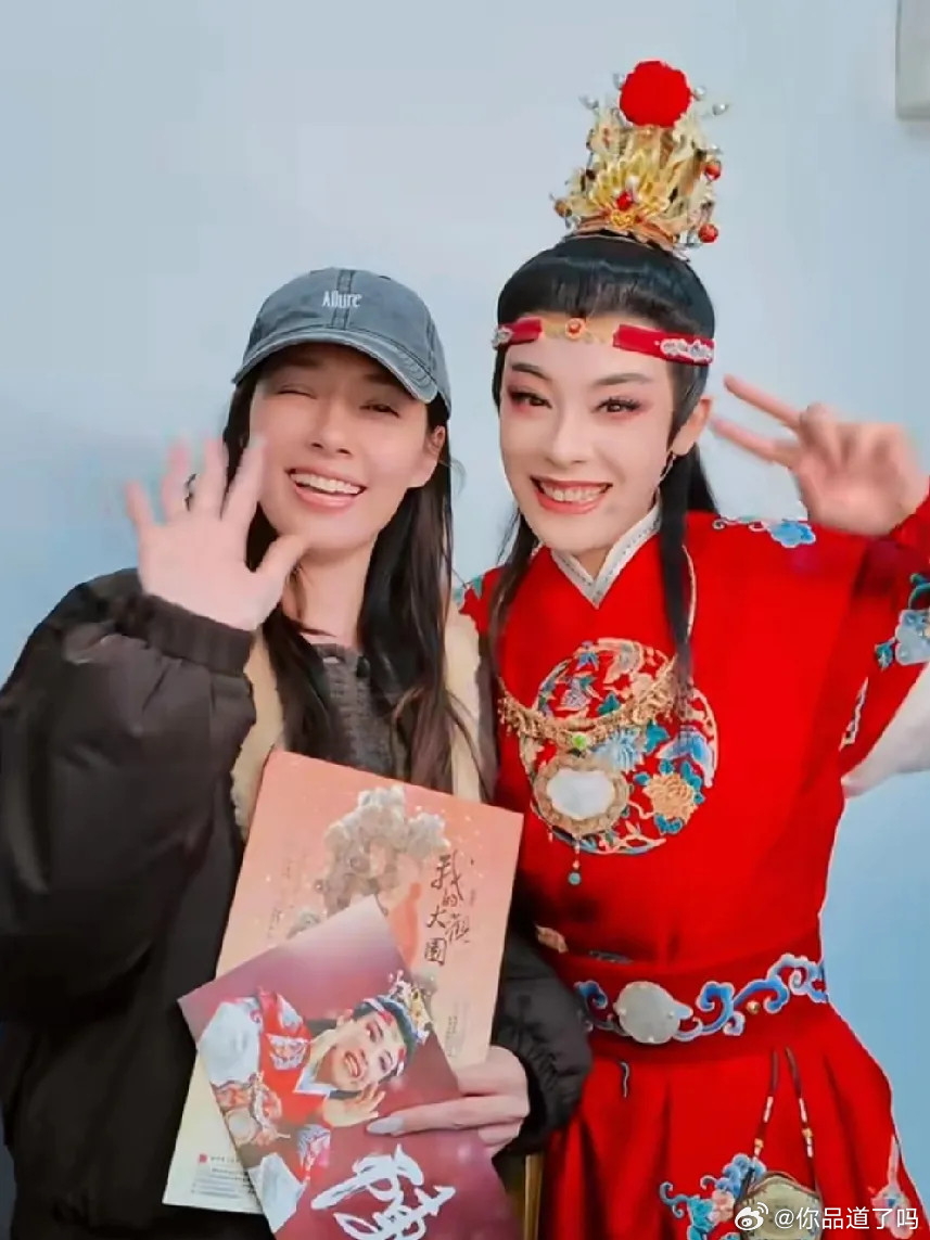 郭碧婷晒了去看陈丽君演出的照片，她俩关系是真好啊！听说就是参加浪姐认识的，之前总