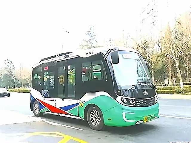 一觉醒来，青岛公交大车换小车了。外观超萌的“宝宝巴士”，身长6-8米，一上路就