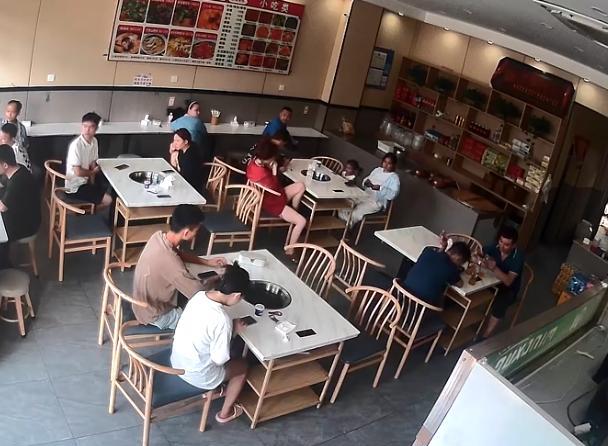 这想不发财都难！江苏苏州，饭店老板娘因睡过头起晚了，到店后看到顾客早早到店乖乖坐