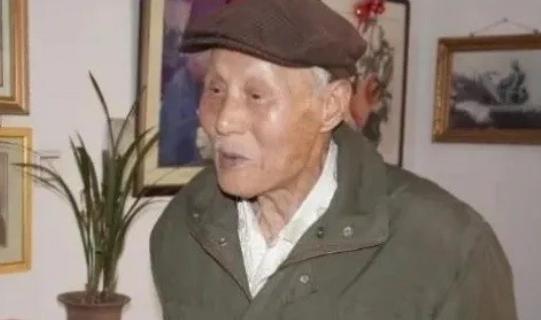1983年，一个63岁的老农正弯腰给县领导倒水。领导随意一瞥，愣住了——这老头穿