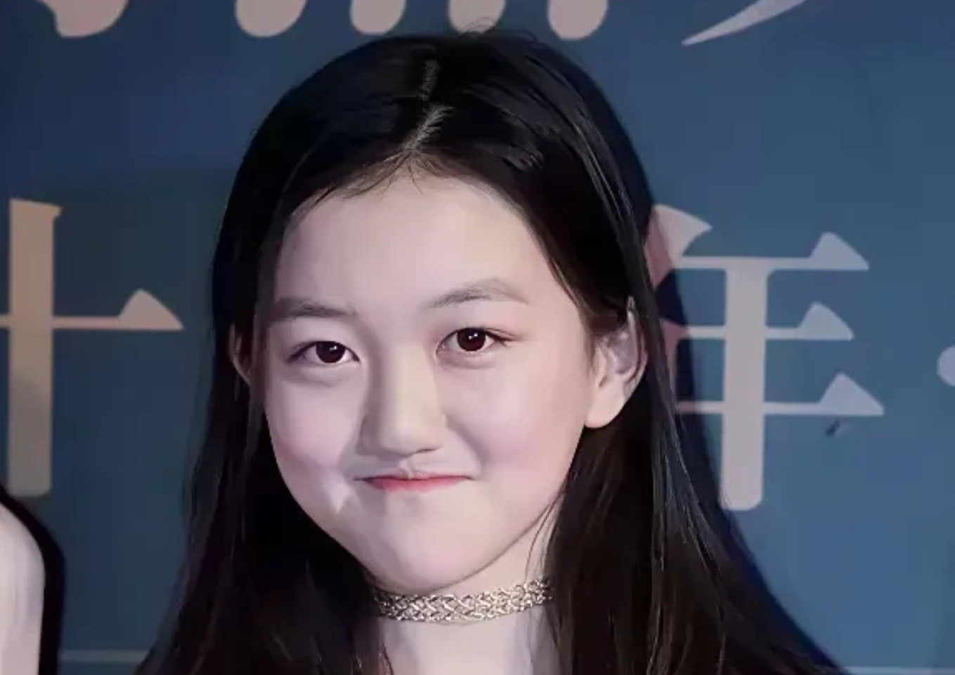 王菲现在应该会对着镜子发愣。她可能也没料到，刚送女儿去瑞士读书没多久，李嫣就