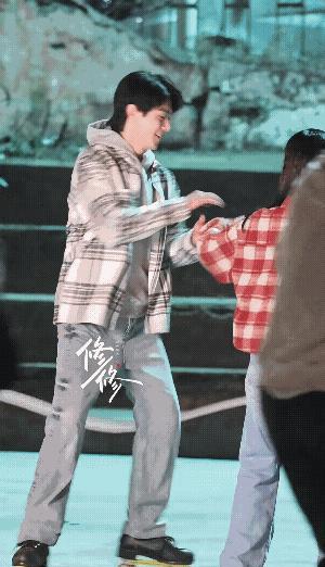 大家见过没有，这是许凯唯一戴假发的镜头，当时他演大辉狼，每天都把头发理得短短的，
