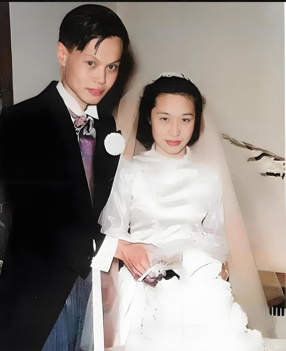 那张摄于1950年纽约的黑白婚纱照里，杜致礼的气质确实堪称名门风范的最佳注脚