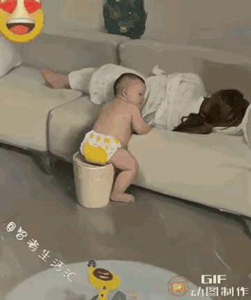 惊呆所有人：“尿都把不住的年龄，却把住了孝道！”刚会走路的宝宝，还穿着尿不湿，