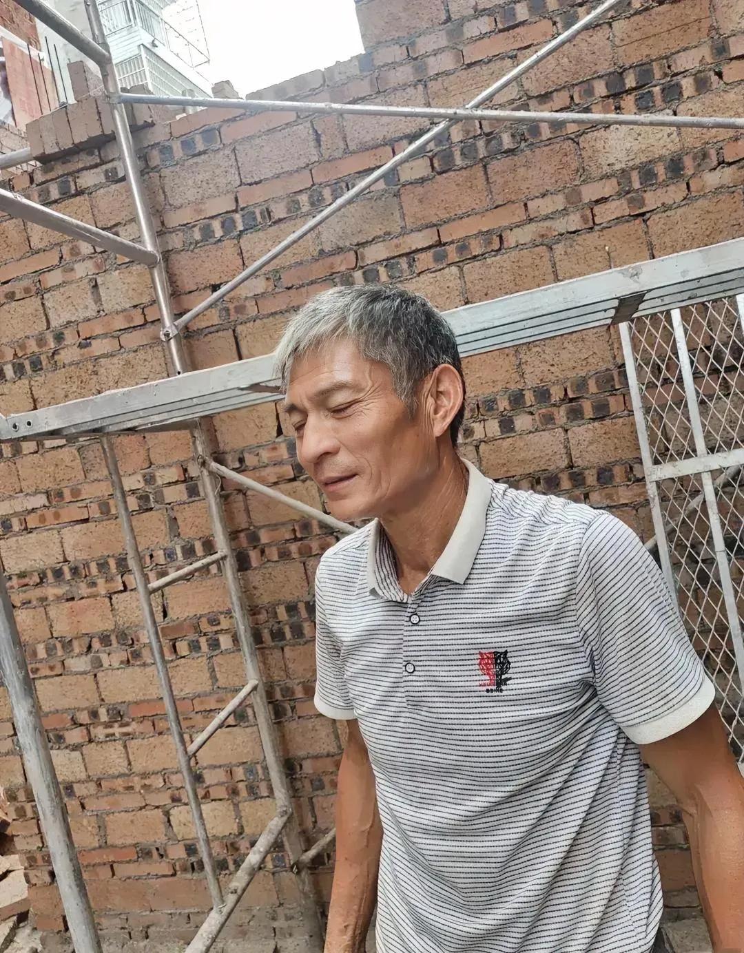 隔壁老张神似刘德华，一身古铜色皮肤，魅力非凡，可惜至今仍孑然一身。有人好奇问他：