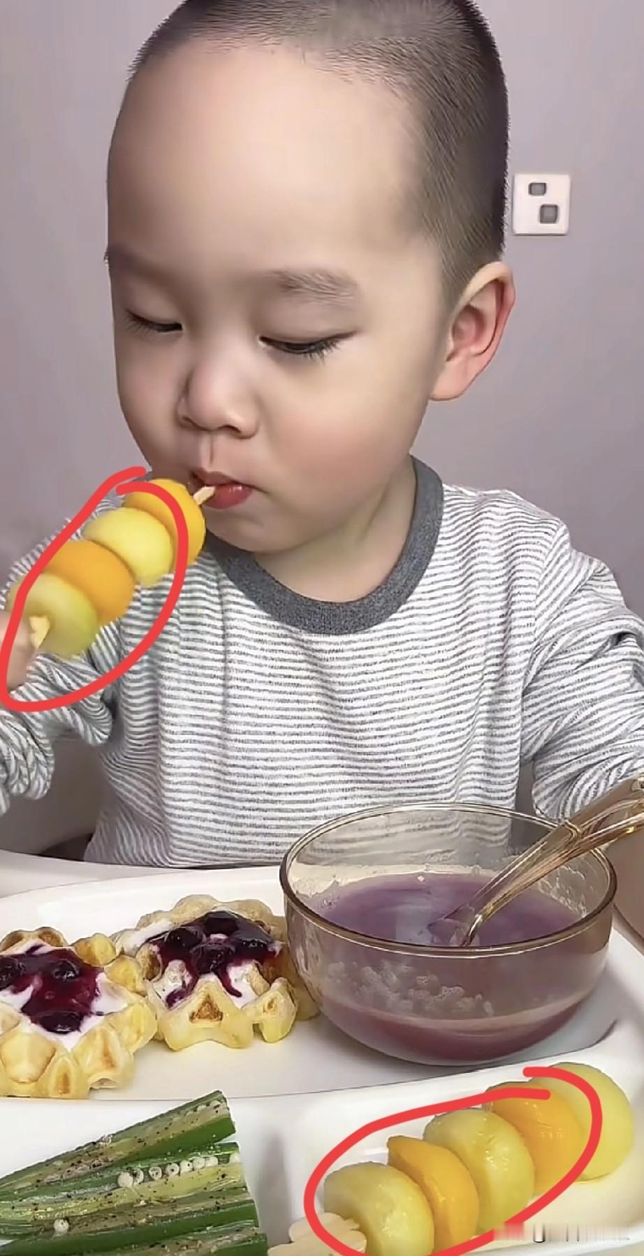 谁敢说这样吃没问题，那可真是睁眼说瞎话。2岁的米乐，正餐吃的是水果和甜品，傻