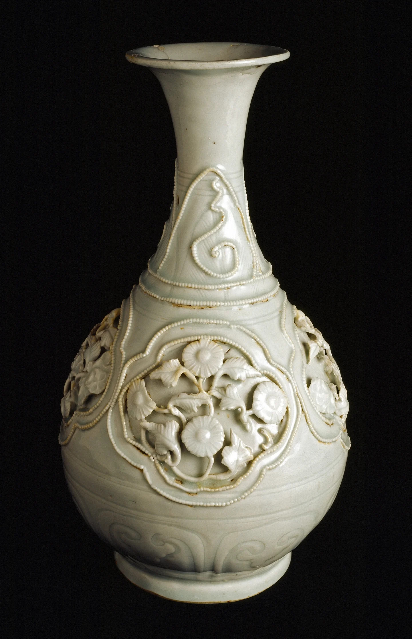 爱尔兰国家博物馆收藏的这件元代青白瓷表面贴花的瓶，就是著名的“Fonthill