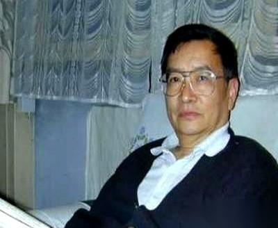 刚看到个故事，心里堵得慌。一个男人，37岁，正当年的大学教授，一夜之间被打成“