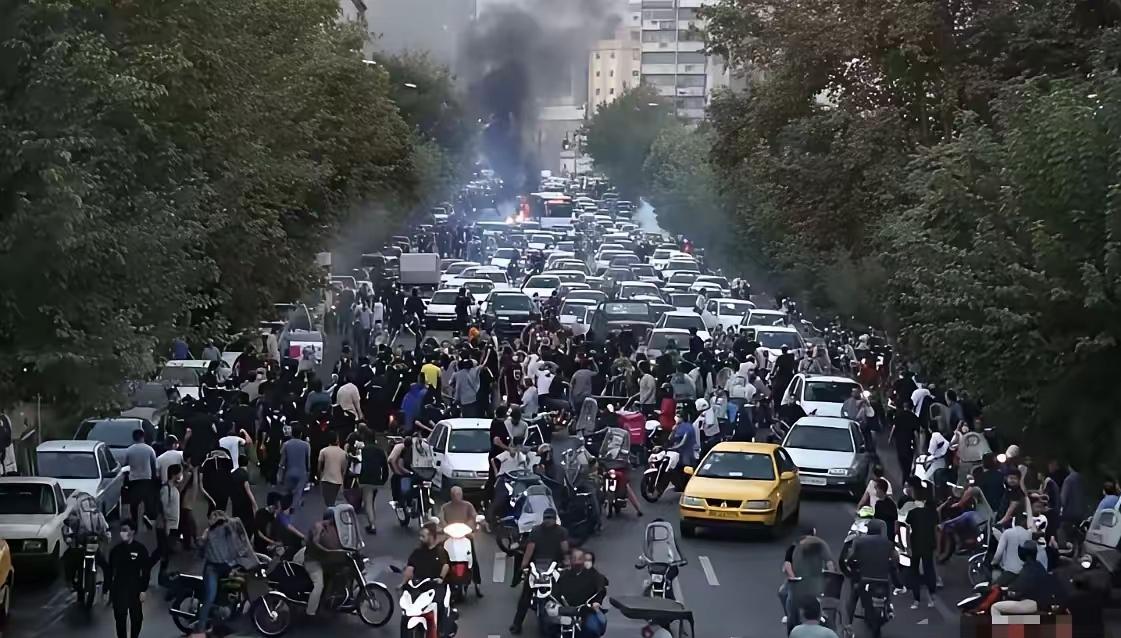 伊朗这波操作，才是最狠的反面教材！别再扯什么外敌环伺了，明明是自己把自己玩