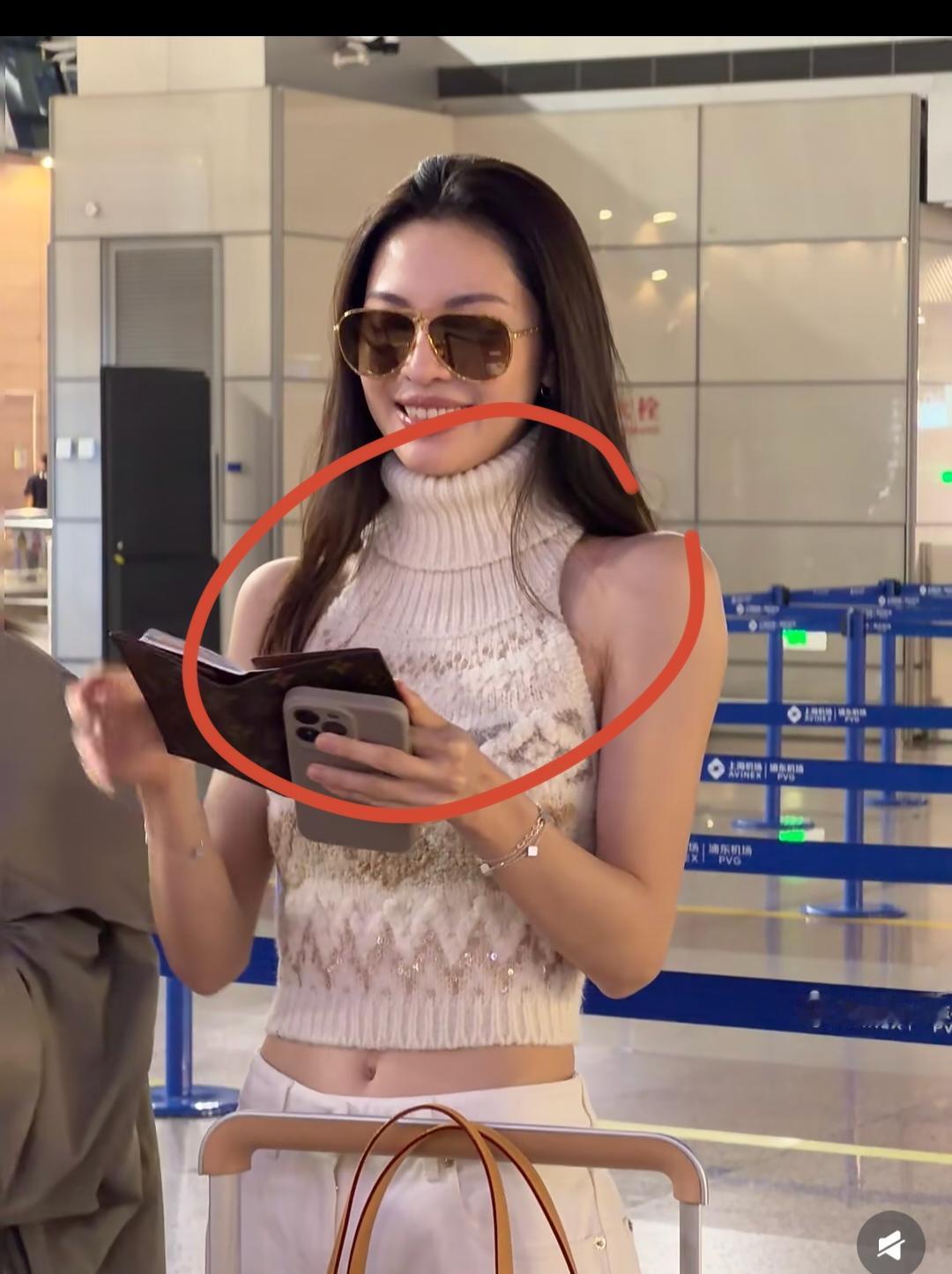 也就是她们穿这种衣服，恐怕现实当中没人会买这种衣服穿吧！咱也不知道钟楚曦穿上这
