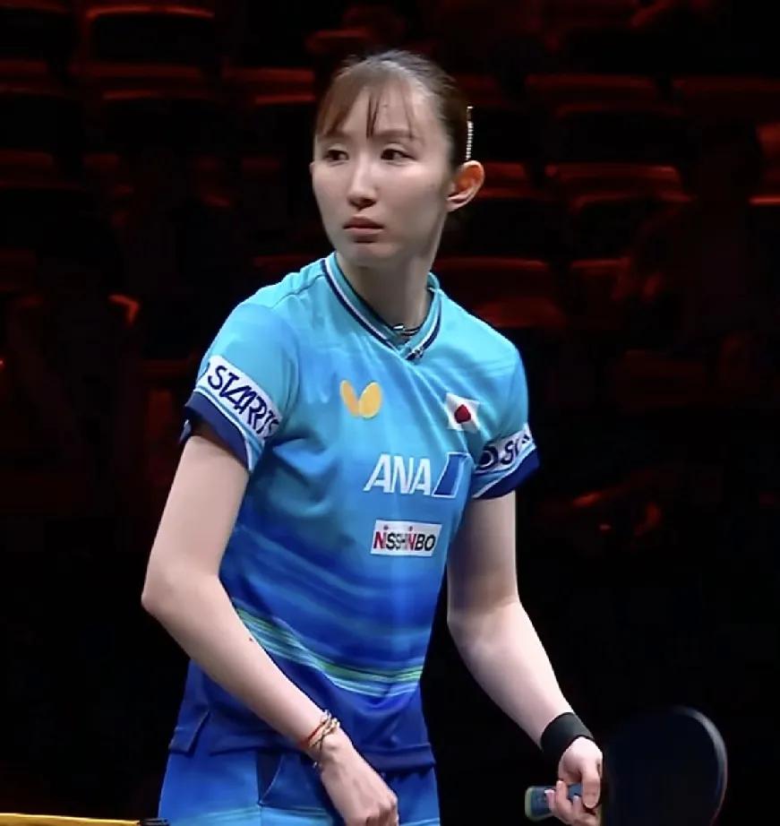 早田希娜记笔记，这习惯值得点赞。在早田希娜与长崎美柚的比赛局间，早田希娜拿