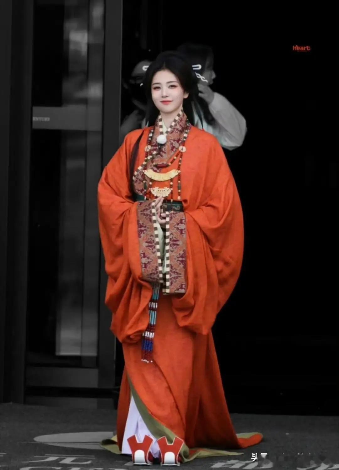 白鹿的汉代妆造20万一次化妆师金鹤龙自己都来澄清了不是20万，连十分之一都没有，