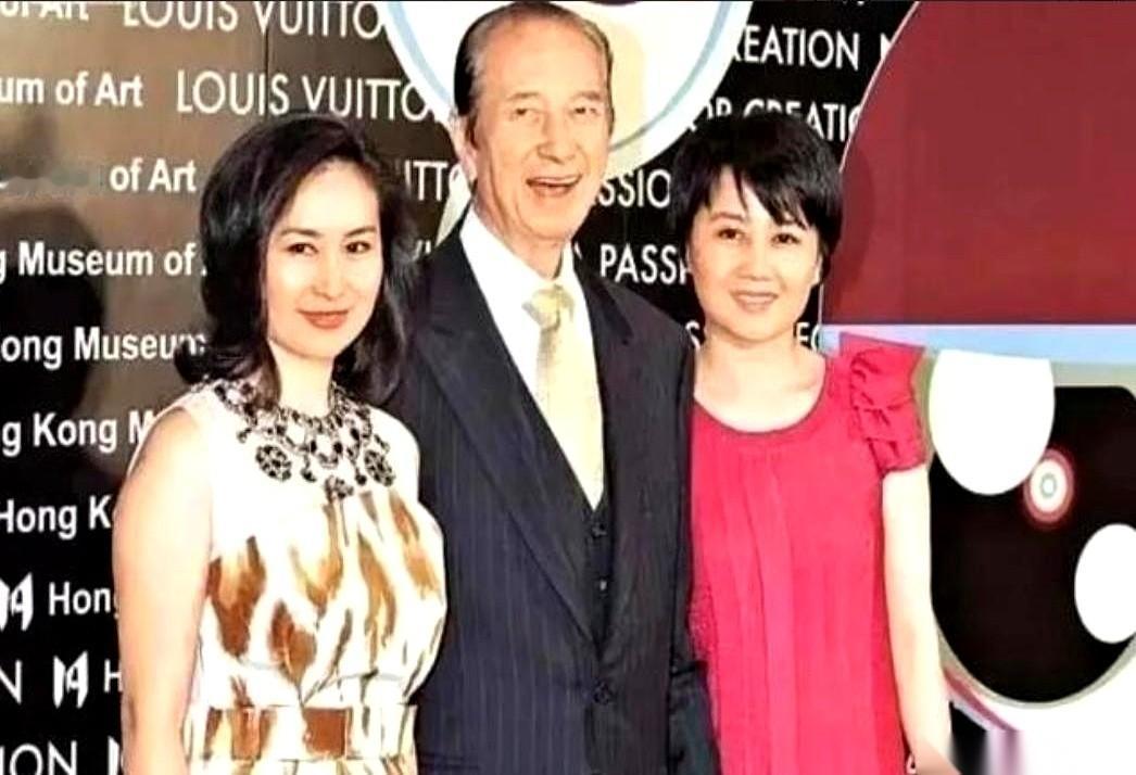 67岁的赌王，向一个29岁的舞女求婚。你以为她会激动得哭出来？不。她看着他，