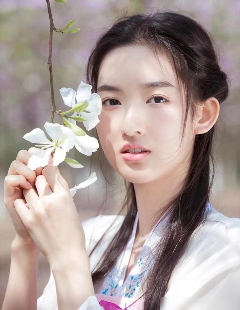 王玉雯在《突然喜欢你》里那个“绿茶”劲儿，隔着屏幕都想让人反手给她一记响亮的赞。