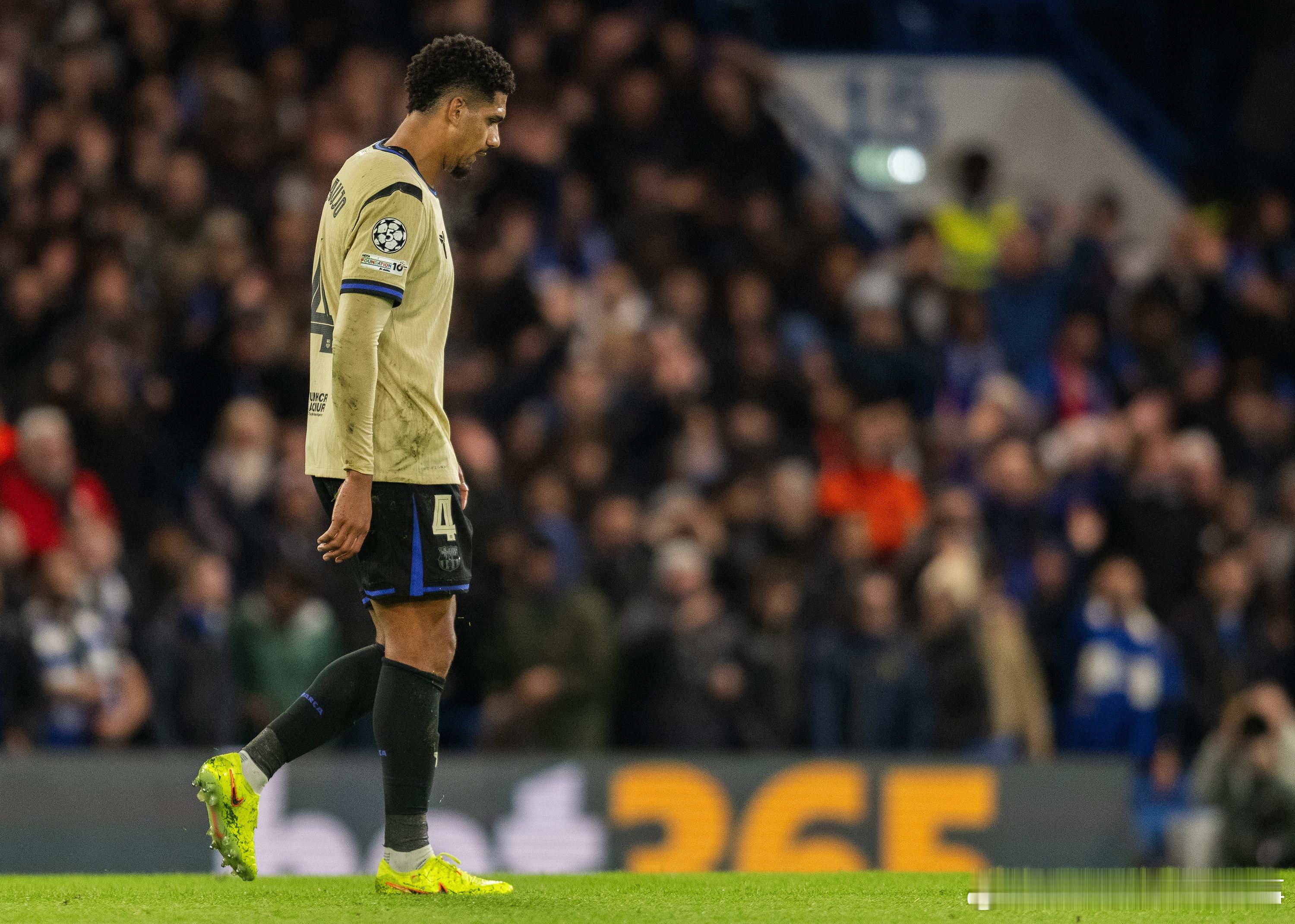 世界体育报：在欧冠对阵切尔西时领到红牌之后，巴萨中卫阿劳霍向俱乐部申请了一段心理