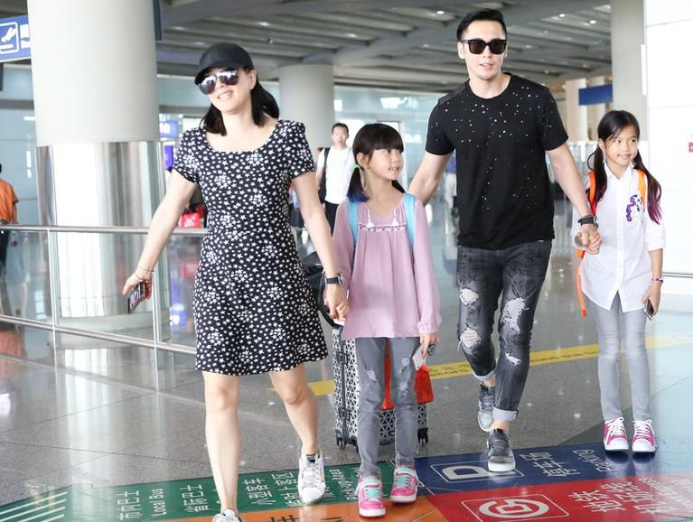 前天(7月30日),钟丽缇和老公张伦硕带着二女儿严稚棱和小女儿严稚晴一同现身机场,一家四口同框,手牵手煞羡旁人,满屏的甜蜜幸福!这真的是幸福的一家人! 一家四口有说有笑,钟丽缇还在玩自拍,有孩子的陪伴那是真幸福!网友表示到:张伦硕好帅!微微一笑还露出了迷人的酒窝,牵着继女的手父爱满满!