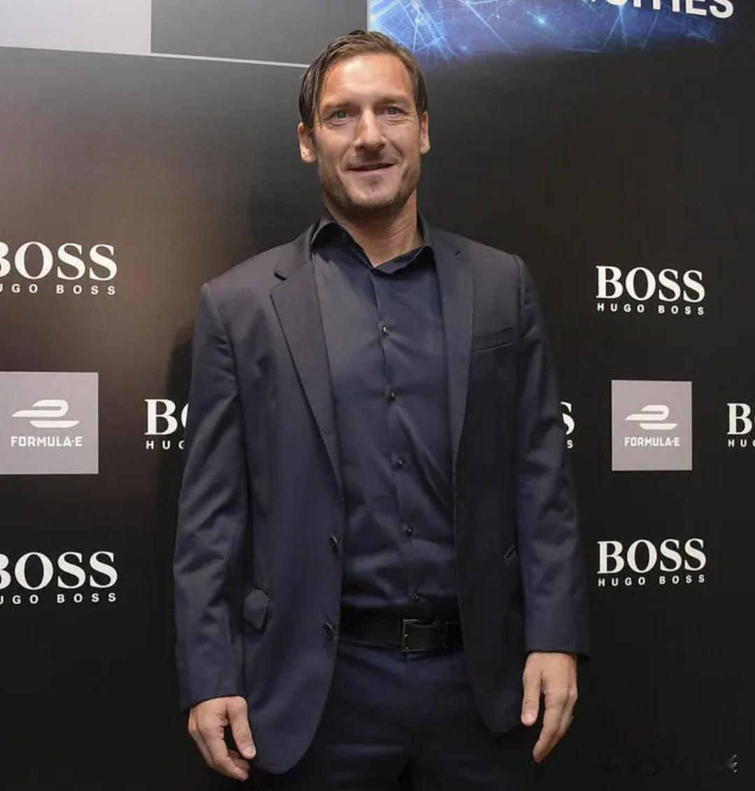 罗马传奇巨星“狼王”托蒂近日接受采访时简短回答了五个小问题问：遇到过的最强对