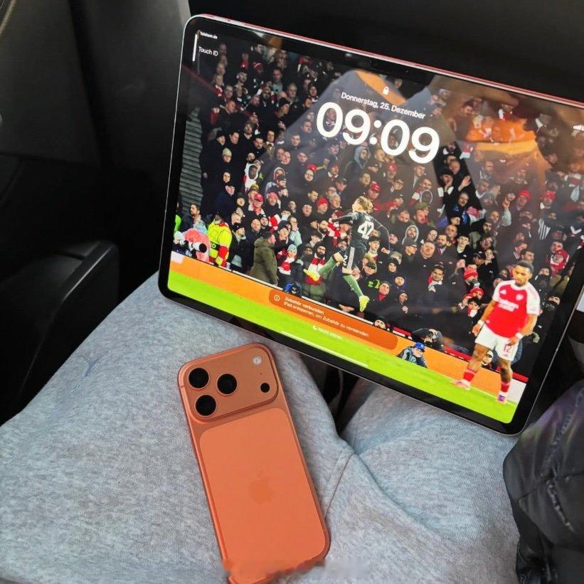 【阿森纳当背景】拜仁中场新星卡尔，他的iPad锁屏壁纸。。。。。。他的iPhon