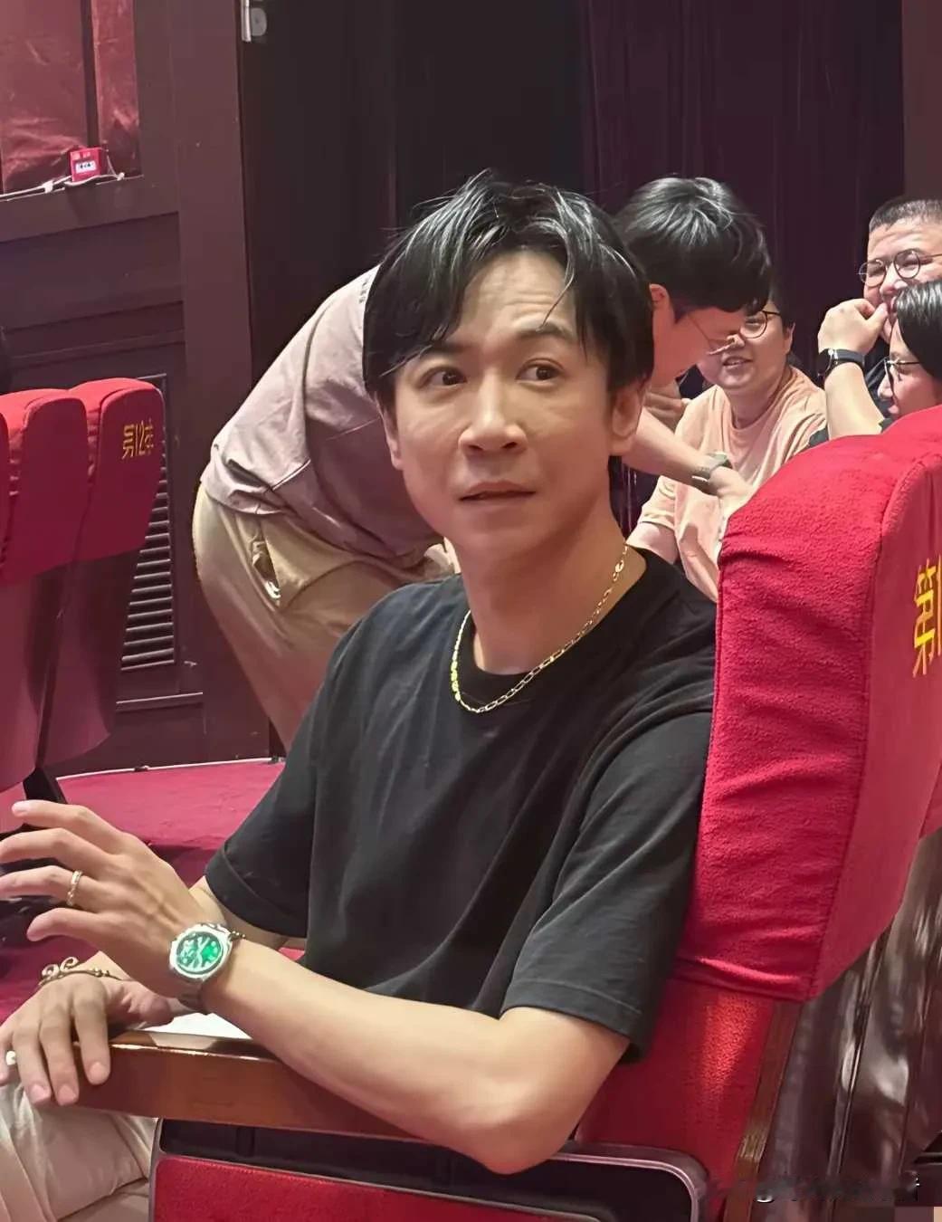 这是董璇的现任老公张维伊，看起来还是挺帅气，挺精致，挺时尚一个人，项链，戒指，手