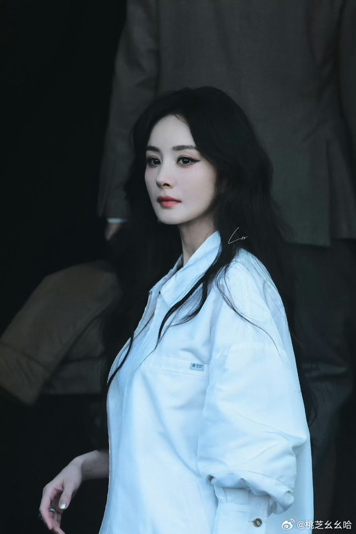 代拍称Prada给了杨幂很高的待遇超季未发布全球首穿，全新高级珠宝加持，Prad