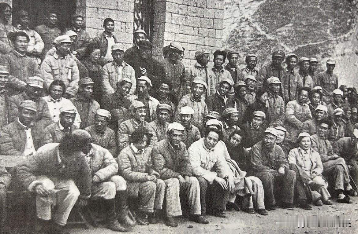 1942年5月，毛泽东主席，朱德总司令和延安文艺座谈会代表合影。拍照期间，毛泽东