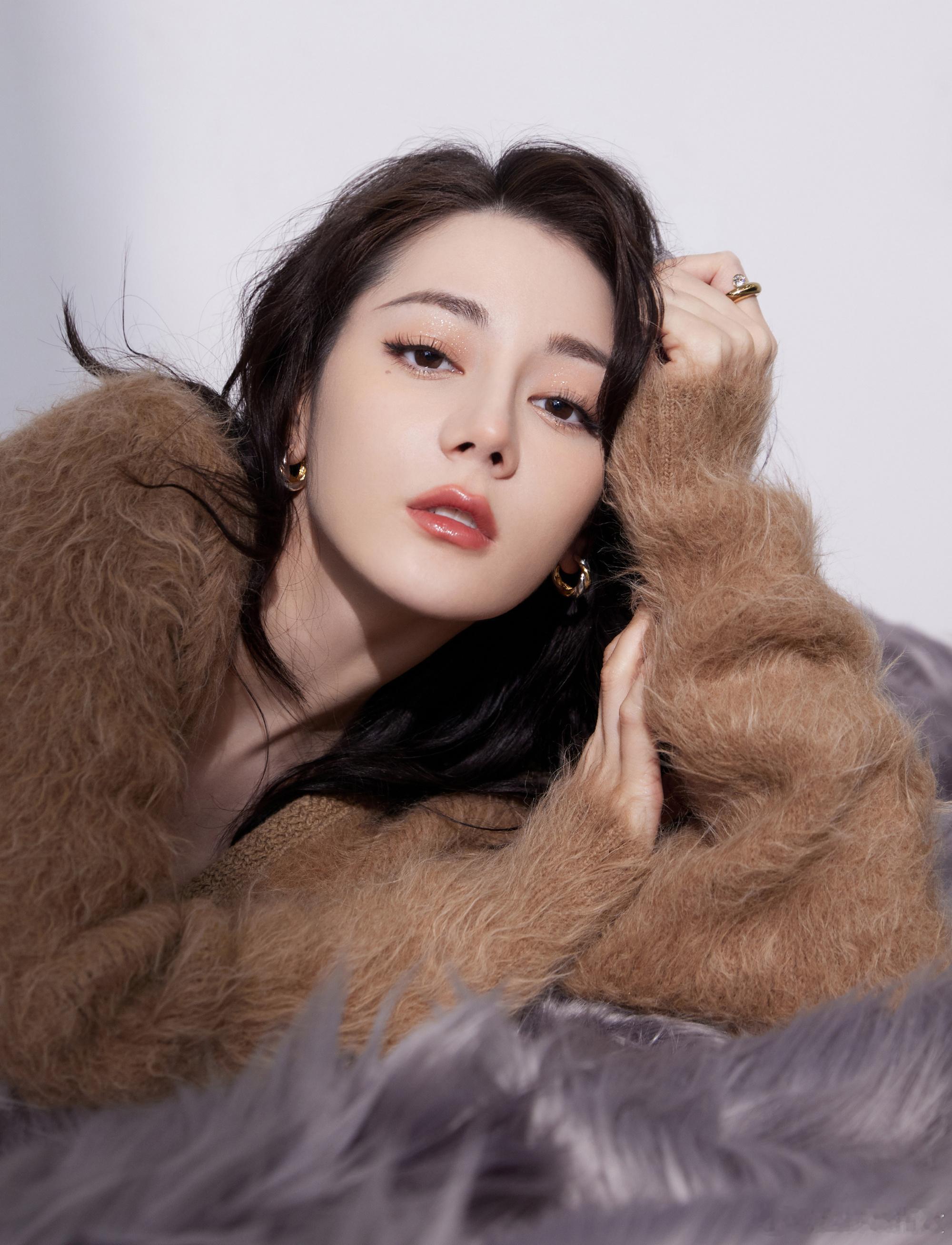 迪丽热巴直播捂肚强忍疼痛迪丽热巴直播中捂肚强忍疼痛，这个瞬间有多心疼！镜头前的她