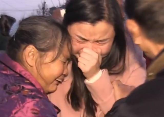 2015年，河南一女子在工厂干活时，听到同事说了一句方言，她猛地回过头，抓住同事