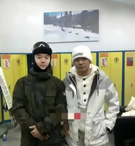 王宝强15岁的儿子，现在越来越像爹。王子豪跟着爸爸王宝强，学习好，兴趣广泛，还爱