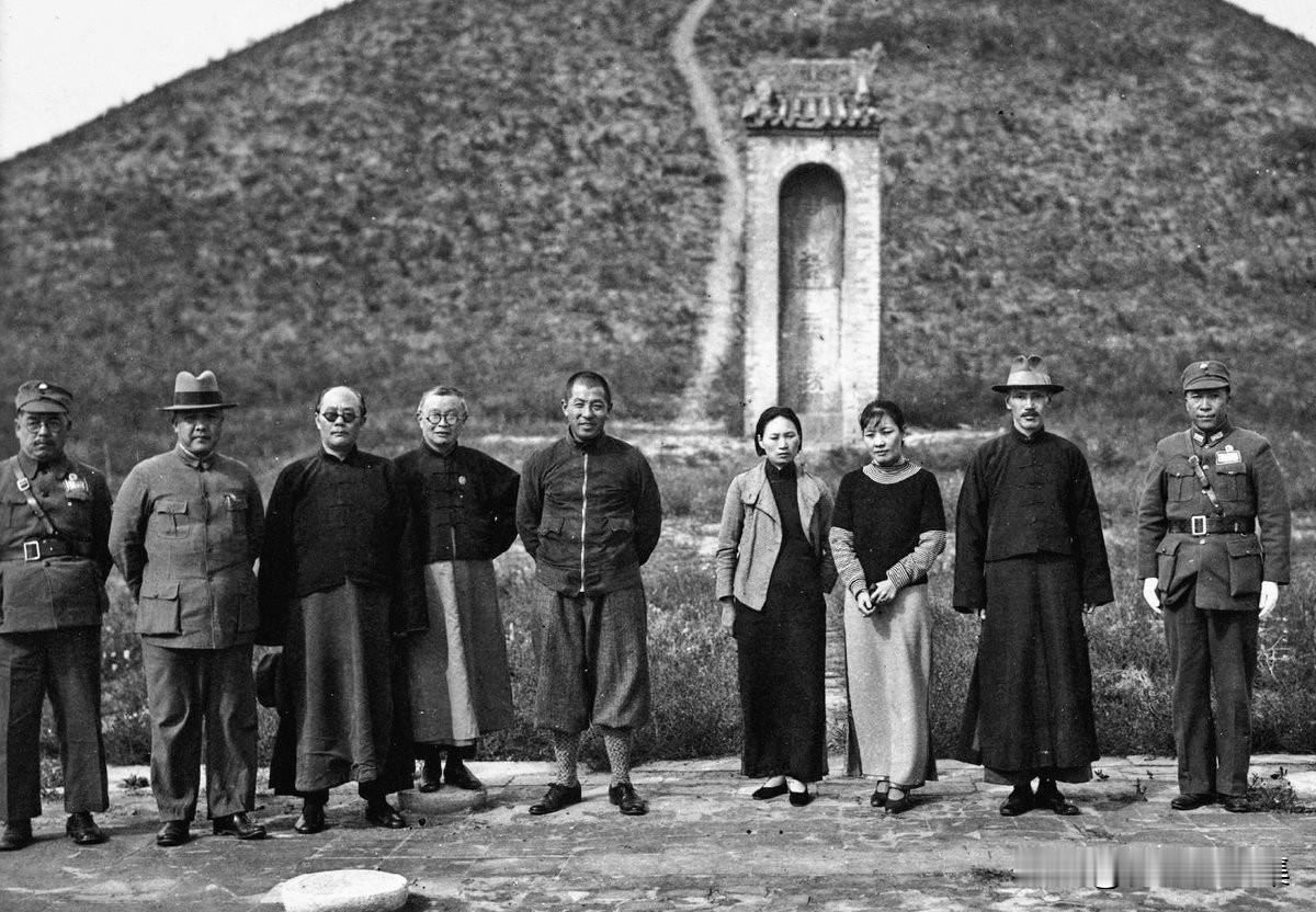 1934年10月21日，蒋介石、宋美龄夫妇在陕西省军政要员陪同下，游览周武王陵期