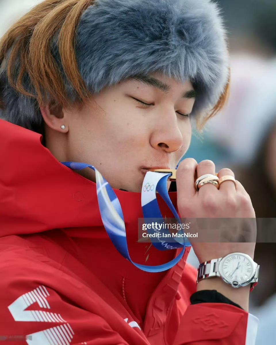 看完谷爱凌和苏翊鸣的采访，好喜欢他们的心态和理念。记者问谷爱凌：你是赢得两