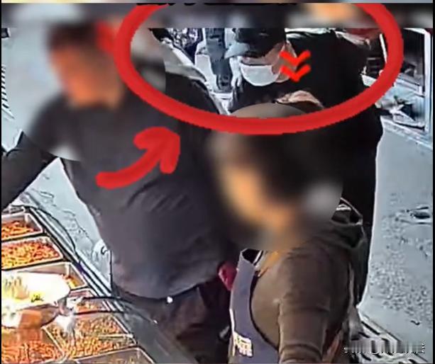 吉林，一对父母推着婴儿车，带着自己的宝宝去菜市场购物。夫妻俩在挑选蔬菜的时候，宝