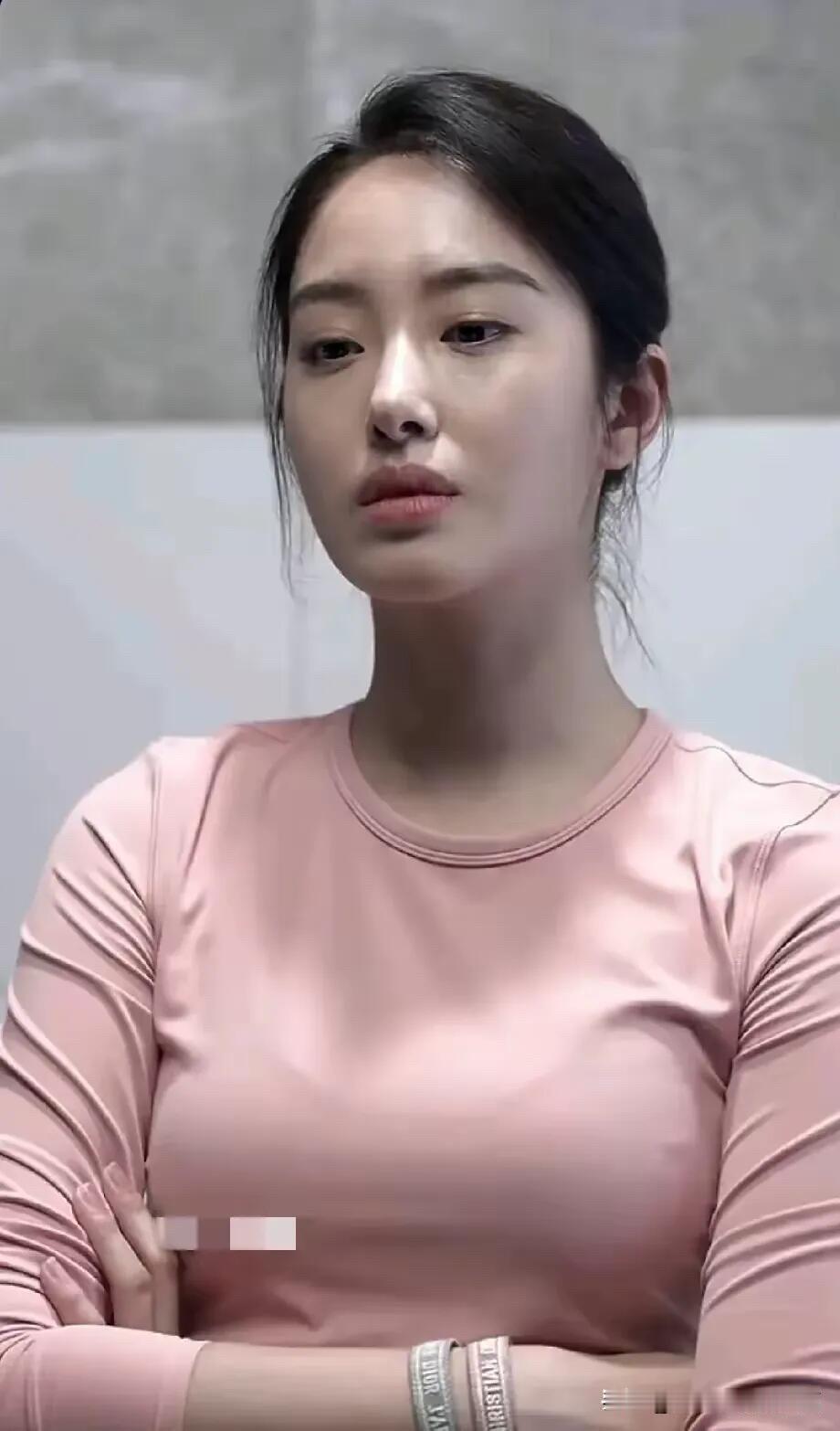 说实话，她这样的素颜可比刘亦菲好看多了，不需要美颜，不需要滤镜，五官精致、皮肤白