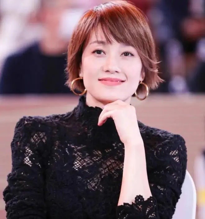 马伊琍一个年近50岁的中年少女，这种状态已经很好了。 如果不做医美，纯天然的