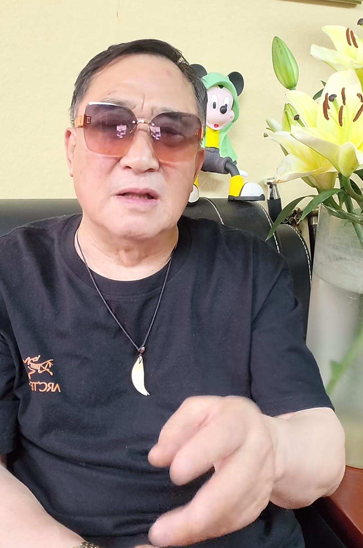 看了日本人在世界杯捡垃圾，大爷反思上了，说国内演唱会一片狼藉，到处都是瓜子壳香蕉