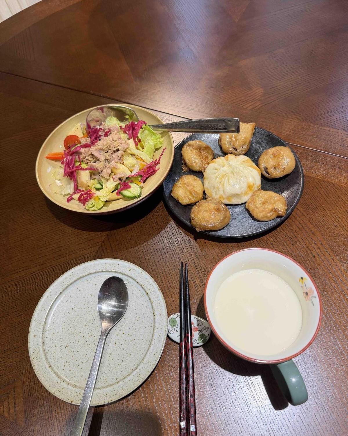我爱人低血压，我高血压，所以这顿早餐，她吃，我只能看着。我已经断食20个小时了