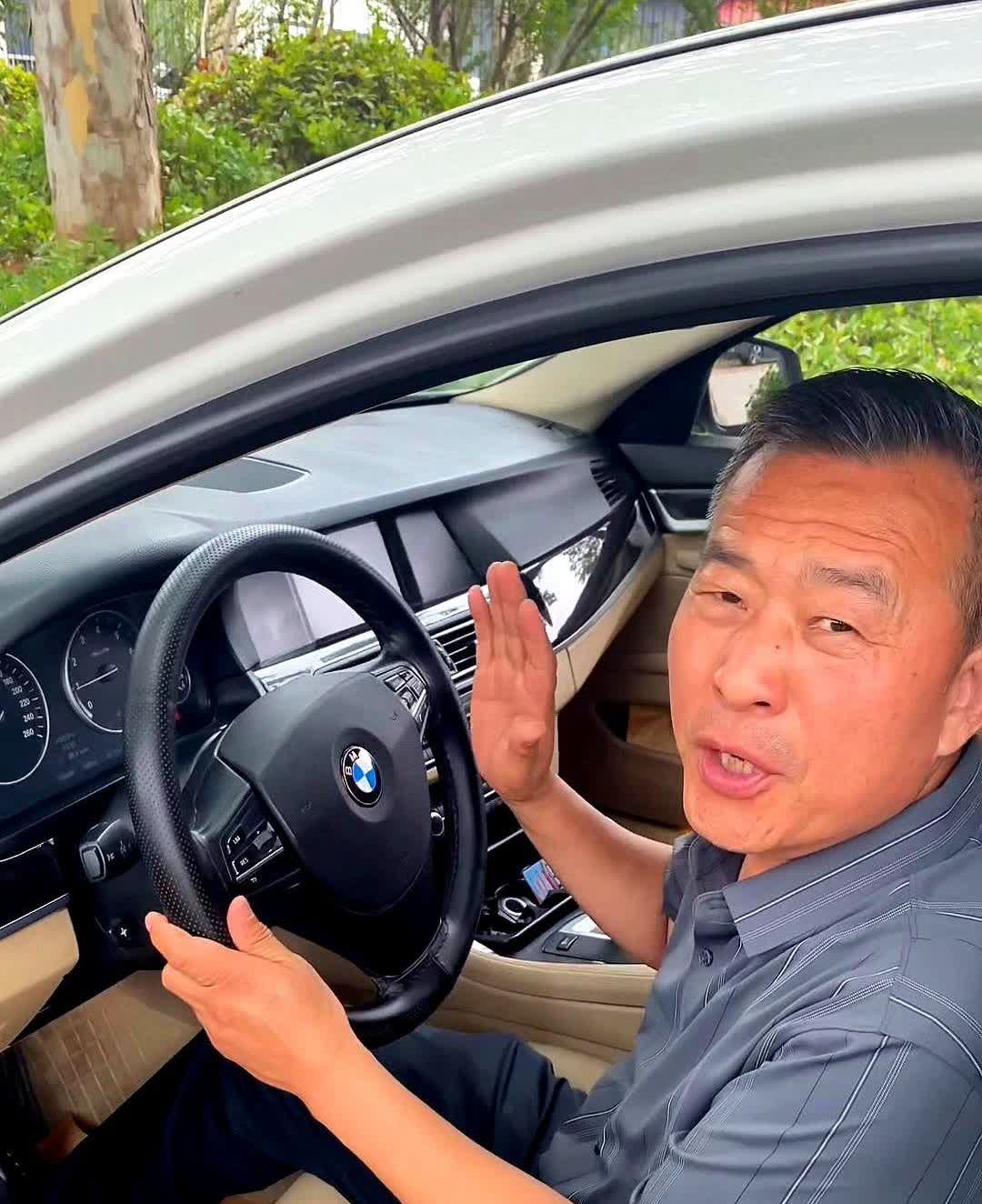 救命冷知识。夏天车辆在阳光下暴晒后，车内温度高达六七十度，怎样快速降温？