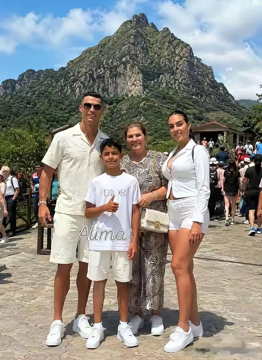这个时候C罗才是最接地气，褪去明星光环，带着母亲、老婆、孩子一起游山看水，这样身