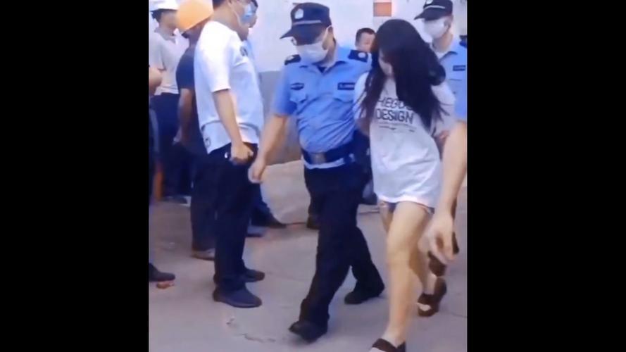 近日，警方在突击检查中抓获三名从事卖淫活动的女子。相关人员对违法事实供认不讳，已