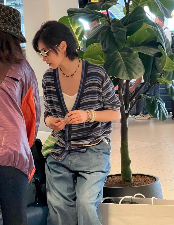 最近万茜现身机场，她这次搭配的很有潮流时尚感，气质也不错，真的是太迷人了。万