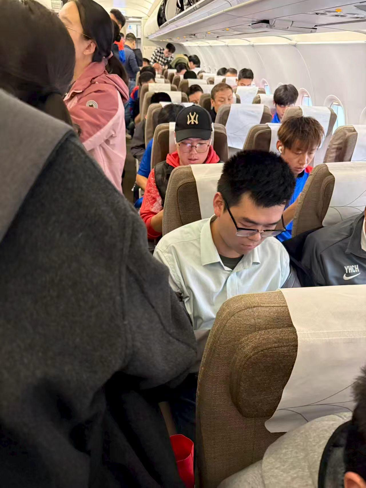 下面的图片是申花队员刚上飞机时发的，有的申花球迷刚好与申花乘坐同一架飞机，一起飞