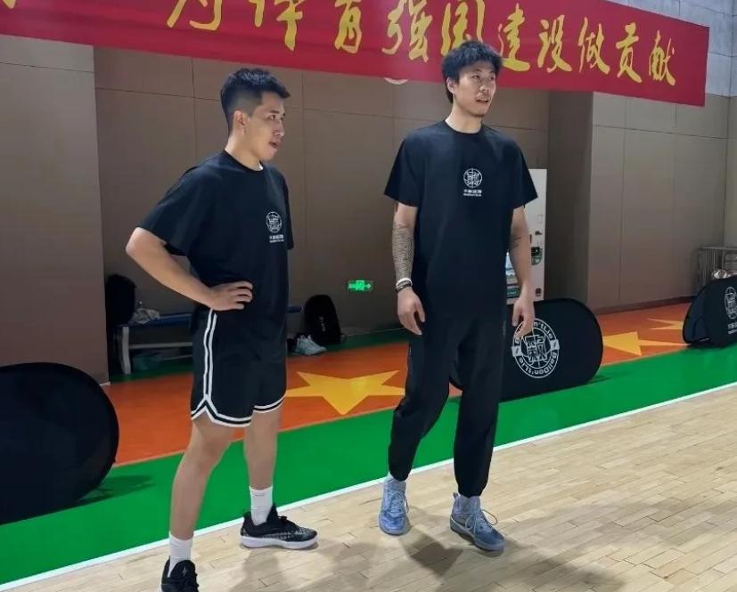 张镇麟开篮球培训班！6天7899元，平均每天1316元，球迷：有点贵了。这个夏